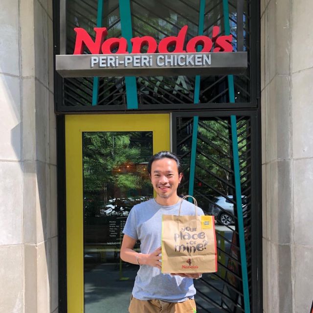 芝加哥的家附近，有一間叫做「Nando’s」的非洲烤雞連鎖店，它們的烤雞肉彈嫩、皮薄脆，淋上特製的peri peri辣醬，我和律律都很喜歡。

一天，收到了Nando’s的會員信，上面寫著：「Hi～一起慶祝曼德拉節吧，捐贈你的文具，我們送你烤雞！」

哇，這可真有意思，正好考生律律最不缺的就是文具。我們把用不完的立可帶、便利貼和色筆們整理出來，打包帶到烤雞店裡。

只見店員們換上一日限定的綠色制服，帶著微笑，忙進忙出準備著為數可觀的免費烤雞套餐，不打算做生意了。櫃檯旁的物資箱裝滿了各式文具，這些都會被捐贈到學校裡，送給物資缺乏的學生們，為提升他們的受教權盡一份心力，並彰顯南非曼德拉總統的人道主義精神。

美國人向來重視社會公益，在表揚傑出人才或申請入學時，公益服務評比總佔有重要的一席之地。他們也將公益落實在生活裡，大到連鎖烤雞企業、扶輪社和獅子會等公益社團的發起，小至社區裡的物資捐助箱、學生募款等等，隨處都有公益的影子。也許，在這極端資本主義的社會裡，生存更不容易，公益的自發性更被鼓勵、更需要從有能力的個人做起吧。

走出Nando’s，在門口留了影，手裡這包烤雞吃起來的滋味，真的和買來的不一樣呢！

#公益 #曼德拉 #愛心 #文具 #烤雞